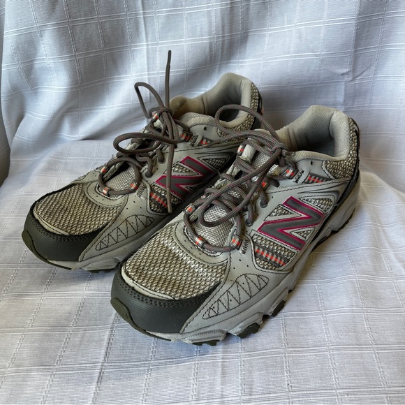 New Balance Gray and Pink Trail Sneakers Women's 9 Outdoor Hiking Running - Picture 2 of 14